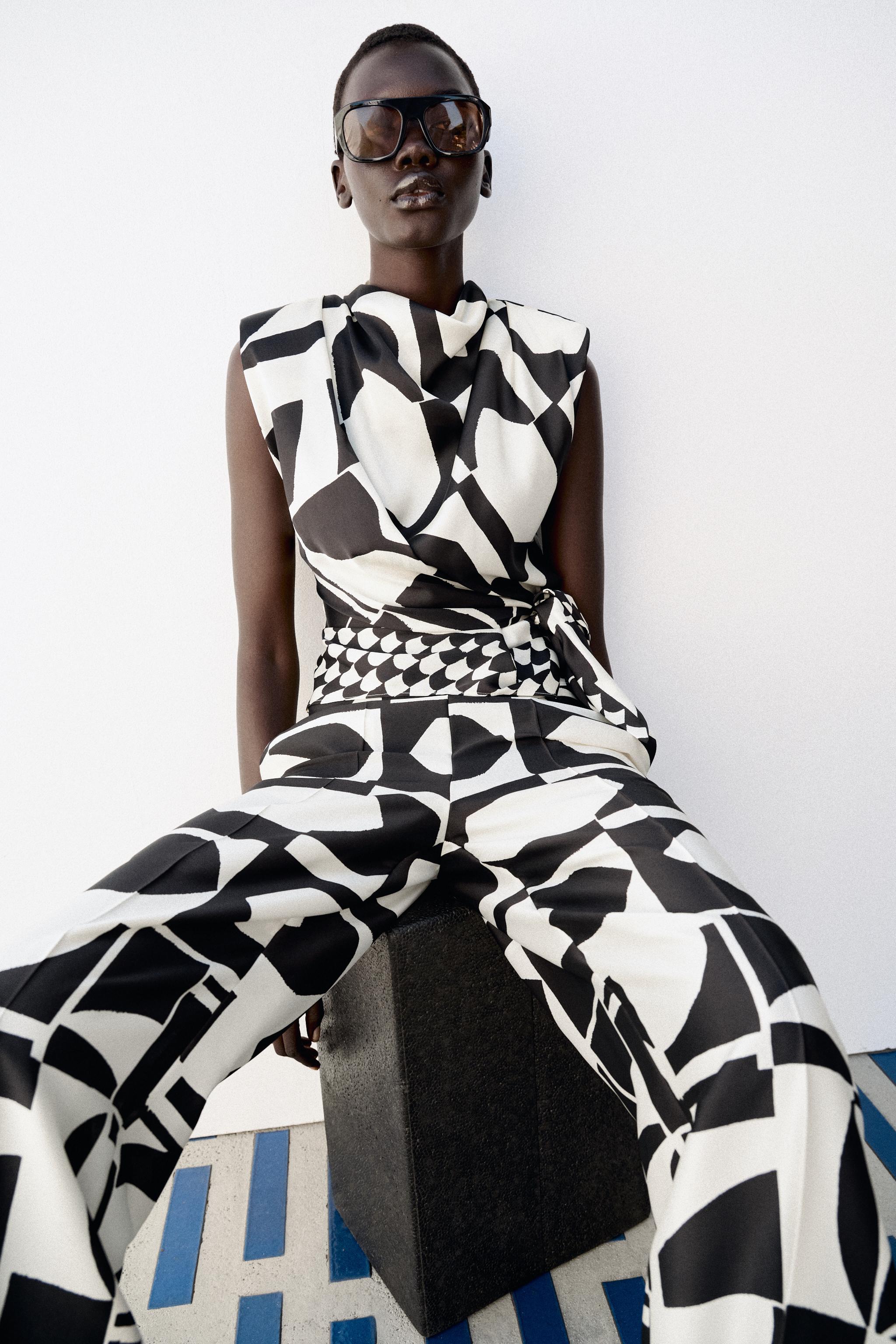GEOMETRIC PRINT SHOULDER PAD TOP